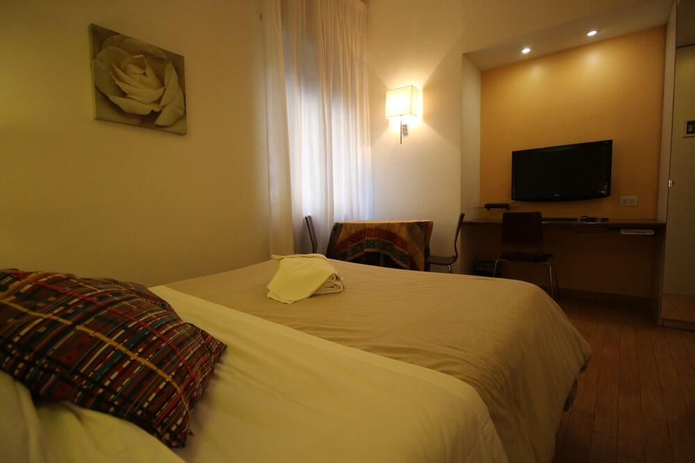 Internouno Hotel Рим Екстериор снимка